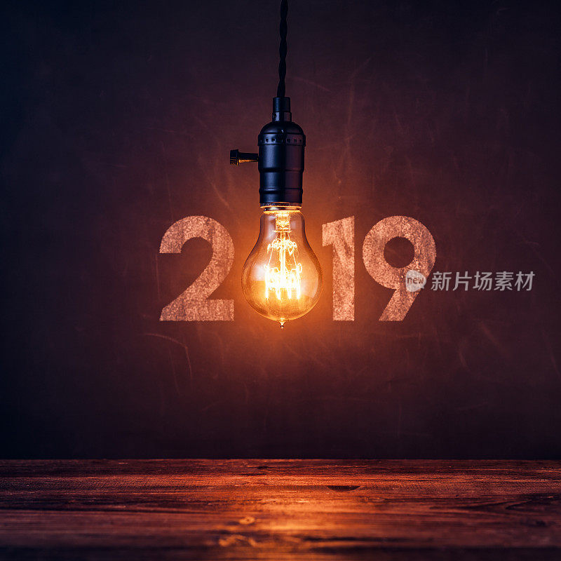 在黑板上的灯泡2019 -圣诞复古新年垃圾